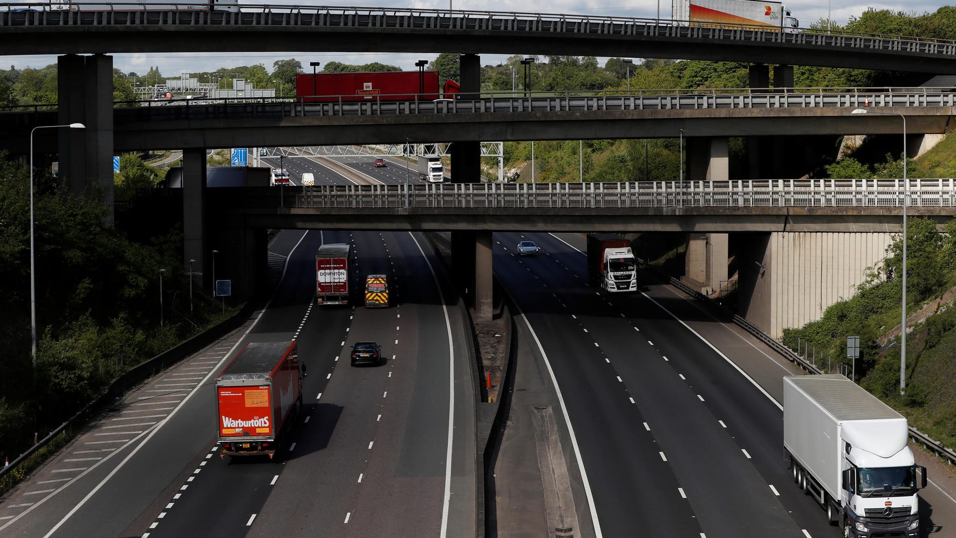 Die M25 nahe London: Auf der Straße wurde ein Lastwagen angehalten, auf dessen Ladefläche sich Menschen versteckten.