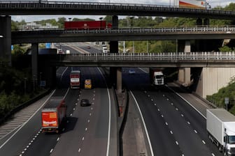 Die M25 nahe London: Auf der Straße wurde ein Lastwagen angehalten, auf dessen Ladefläche sich Menschen versteckten.