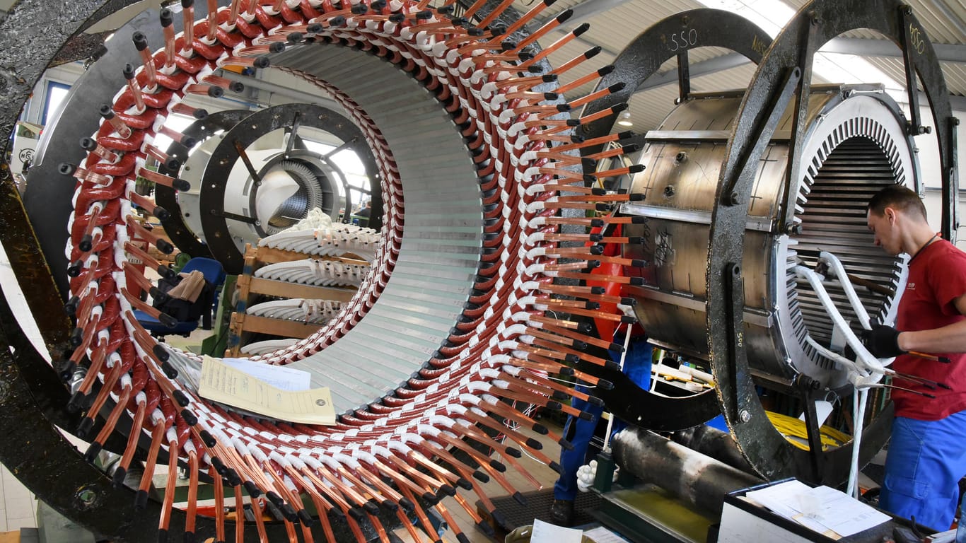 In einem Reparaturwerk arbeitet ein Mitarbeiter an Statoren für Elektromotoren und Generatoren (Symbolbild): Maschinenbau erholt sich von den Auftragseinbrüchen der Coronakrise