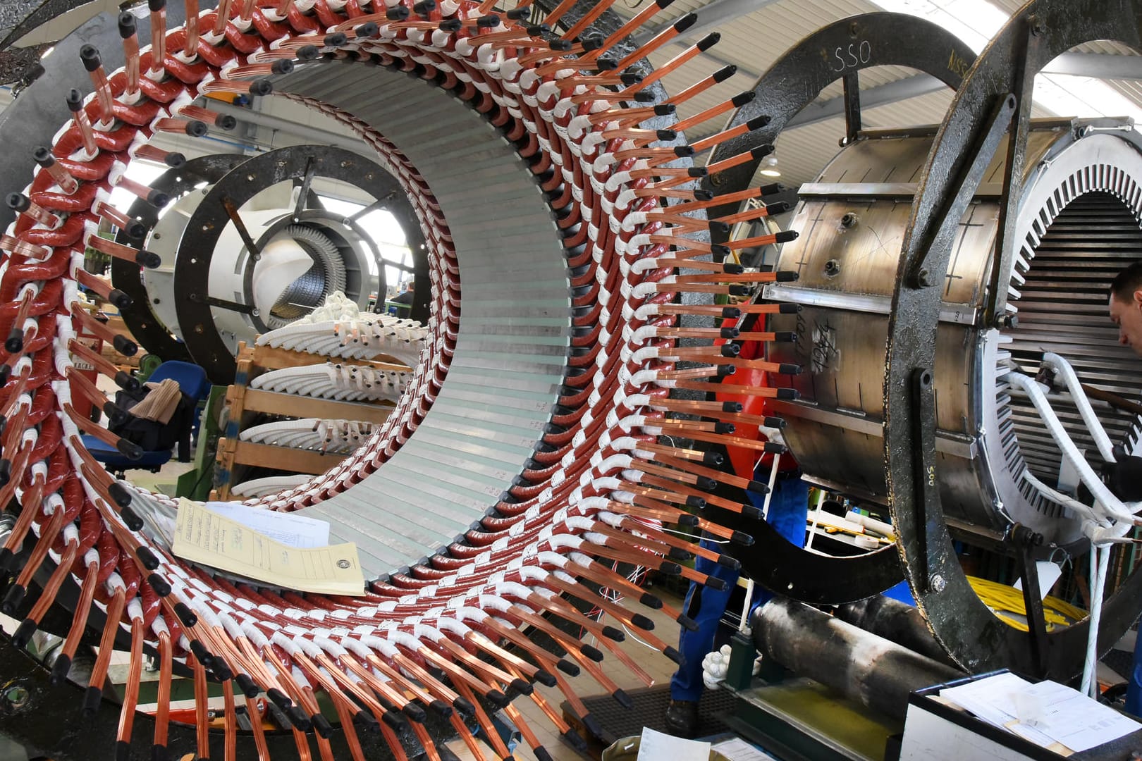 In einem Reparaturwerk arbeitet ein Mitarbeiter an Statoren für Elektromotoren und Generatoren (Symbolbild): Maschinenbau erholt sich von den Auftragseinbrüchen der Coronakrise