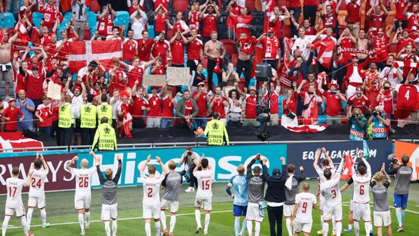 Starker Rückhalt: Dänemarks Kicker feiern mit ihren Fans.