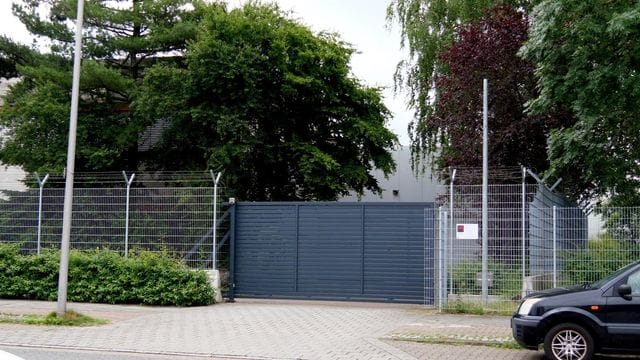 Wo sind die Millionen? Das Tor einer Firma für Geldtransporte in Bremen. Wo sind die Millionen? Das Tor einer Firma für Geldtransporte in Bremen.