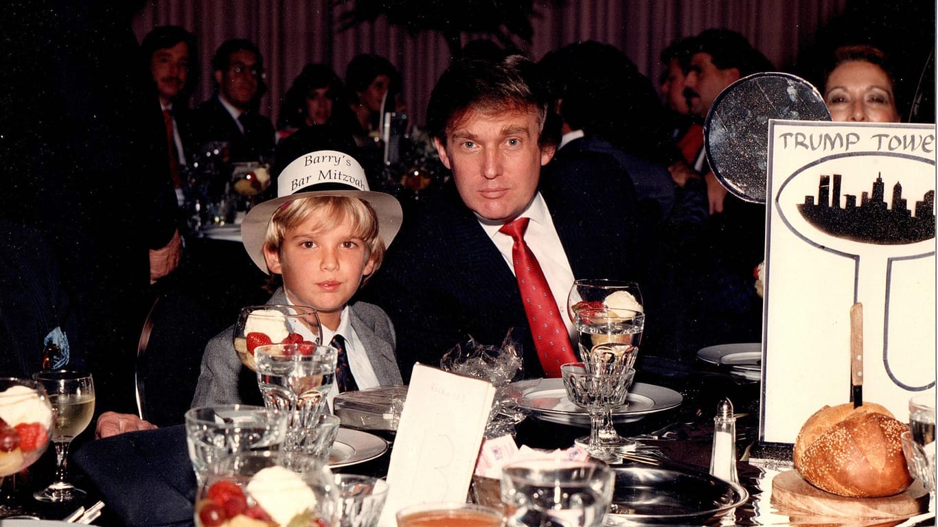 Die Trumps und die Weisselbergs verbindet eine langjährige Beziehung: Hier ist Donald Trump mit seinem Sohn Donald Jr. auf der Bar Mitzwa von Allan Weisselbergs Sohn Barry zu sehen. (Archivbild von 1980)