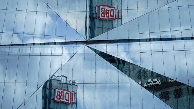 In der Fassade eines Bürohauses spiegelt sich das Logo der DB In der Fassade eines Bürohauses spiegelt sich das Logo der DB