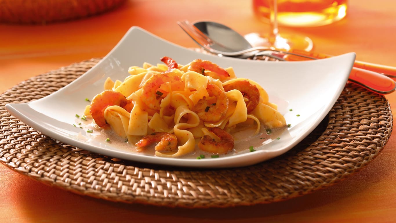Pasta mit Scampi: Die Sauce wird mit halbtrockenem Rosé zubereitet.