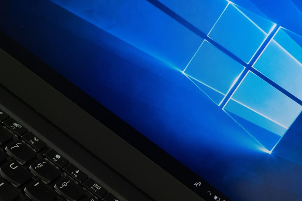 Ein Rechner mit Windows 10 (Symbolbild): Microsoft warnt vor einer Sicherheitslücke.