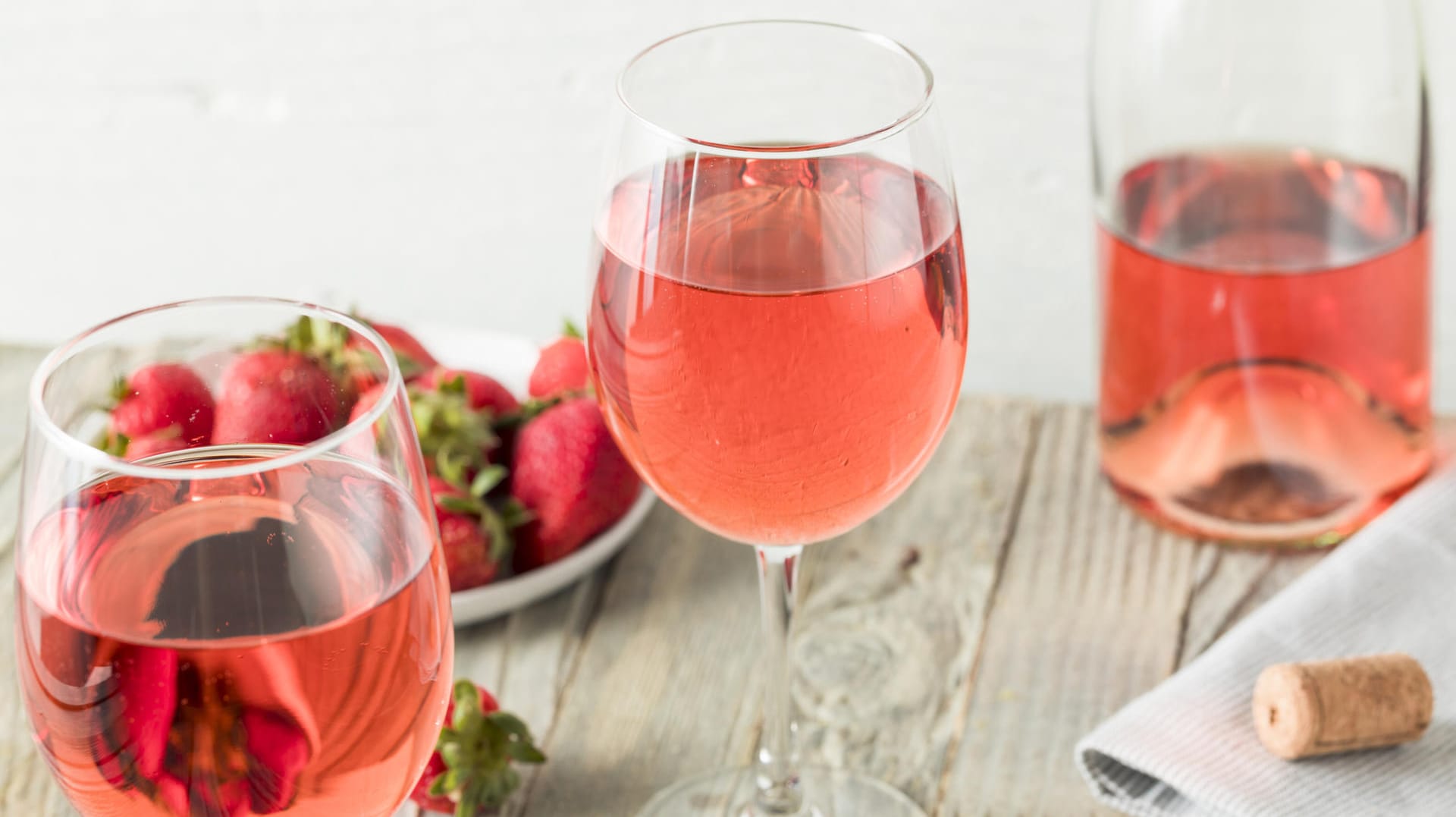 Rosé: Knallig-pinker Roséwein schmeckt fruchtig, die hellere Variante ist etwas feiner und dezenter.