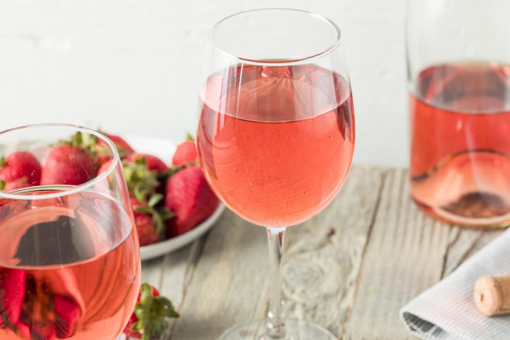 Rosé: Knallig-pinker Roséwein schmeckt fruchtig, die hellere Variante ist etwas feiner und dezenter.
