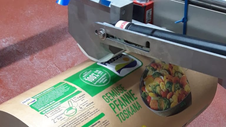 Produktion ohne Plastik: Der Lebensmittelhersteller Frosta entwickelte eine Papierverpackung, das den Plastikbeutel in der Tiefkühltruhe ersetzen soll.