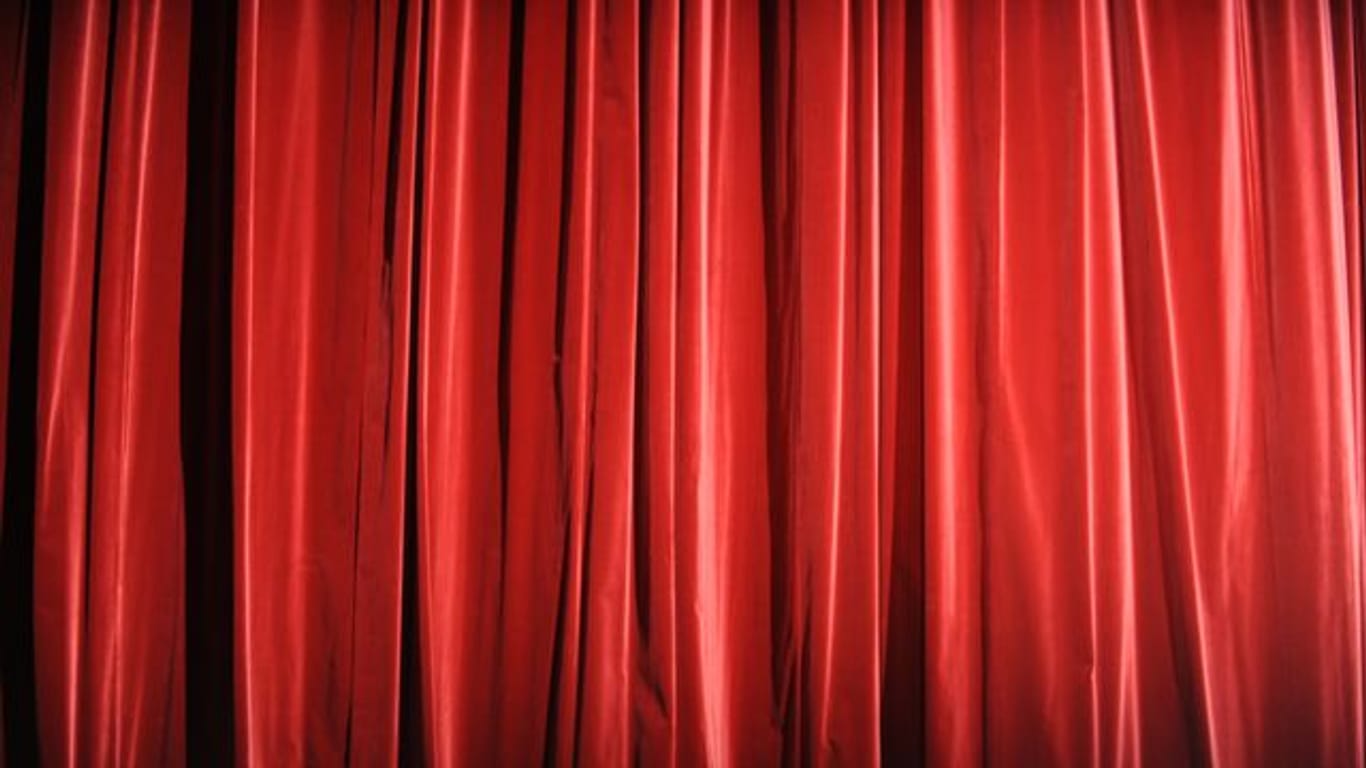 Blick auf den roten Vorhang eines Theaters