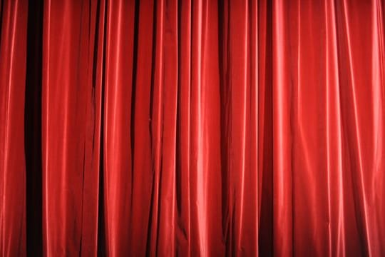 Blick auf den roten Vorhang eines Theaters