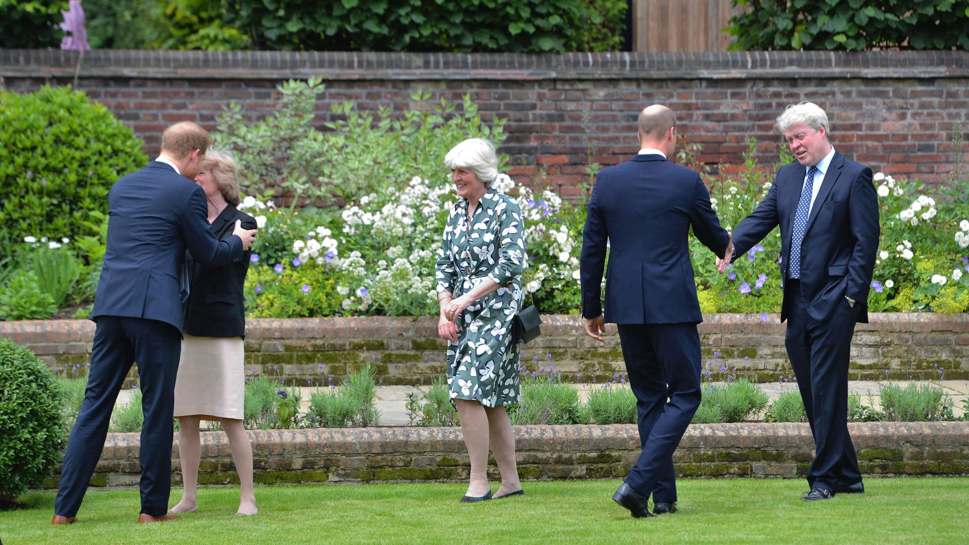 Harry und William begrüßen ihre Verwandtschaft mütterlicherseits.