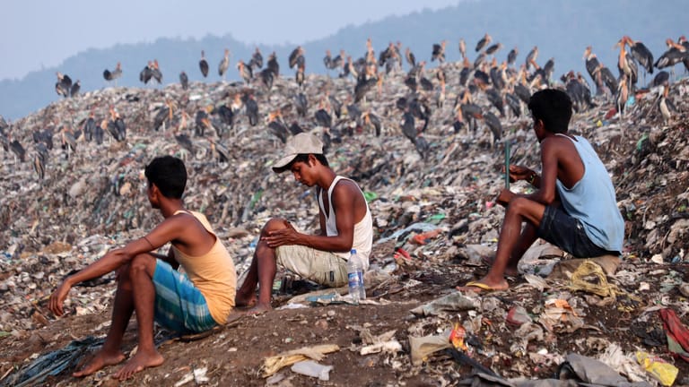 Müllberg aus Plastik im indischen Guwahati: Die riesigen Mengen an Plastikmüll sind neben dem Klimawandel einer der drängendsten Probleme der Weltgemeinschaft.