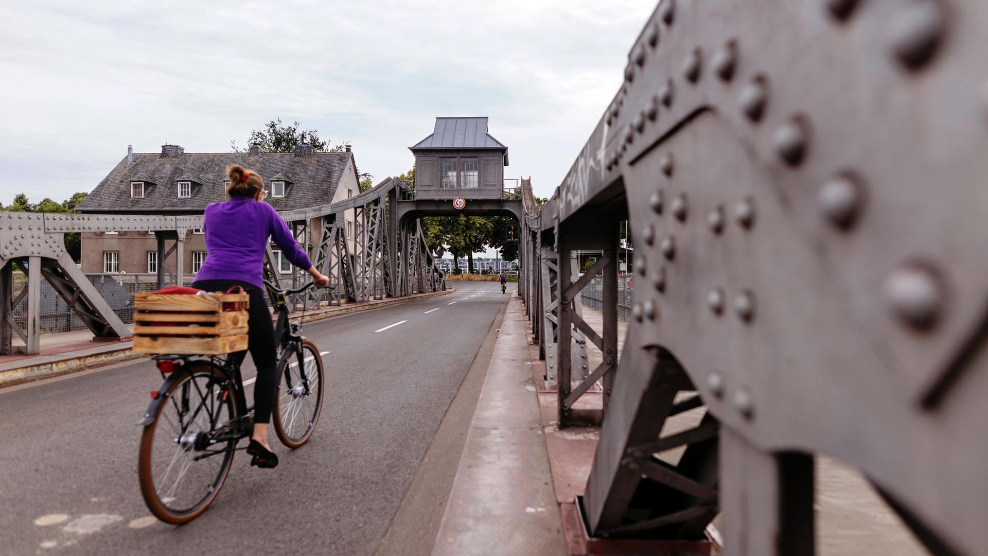 Die Deutzer Drehbrücke im vergangenen Jahr (Archivbild): Die Sperrung bedeutet für viele Deutzer einen großen Umweg zu den Poller Wiesen.