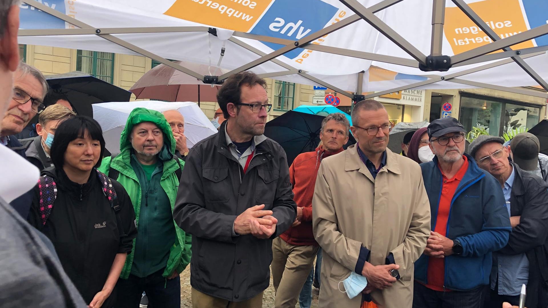 Thomas Kring (l.) und Oberbürgermeister Uwe Schneidewind: Sie tauschten sich mit Bürgern über einen möglichen autofreien Laurentiusplatz aus.