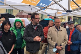 Thomas Kring (l.) und Oberbürgermeister Uwe Schneidewind: Sie tauschten sich mit Bürgern über einen möglichen autofreien Laurentiusplatz aus.
