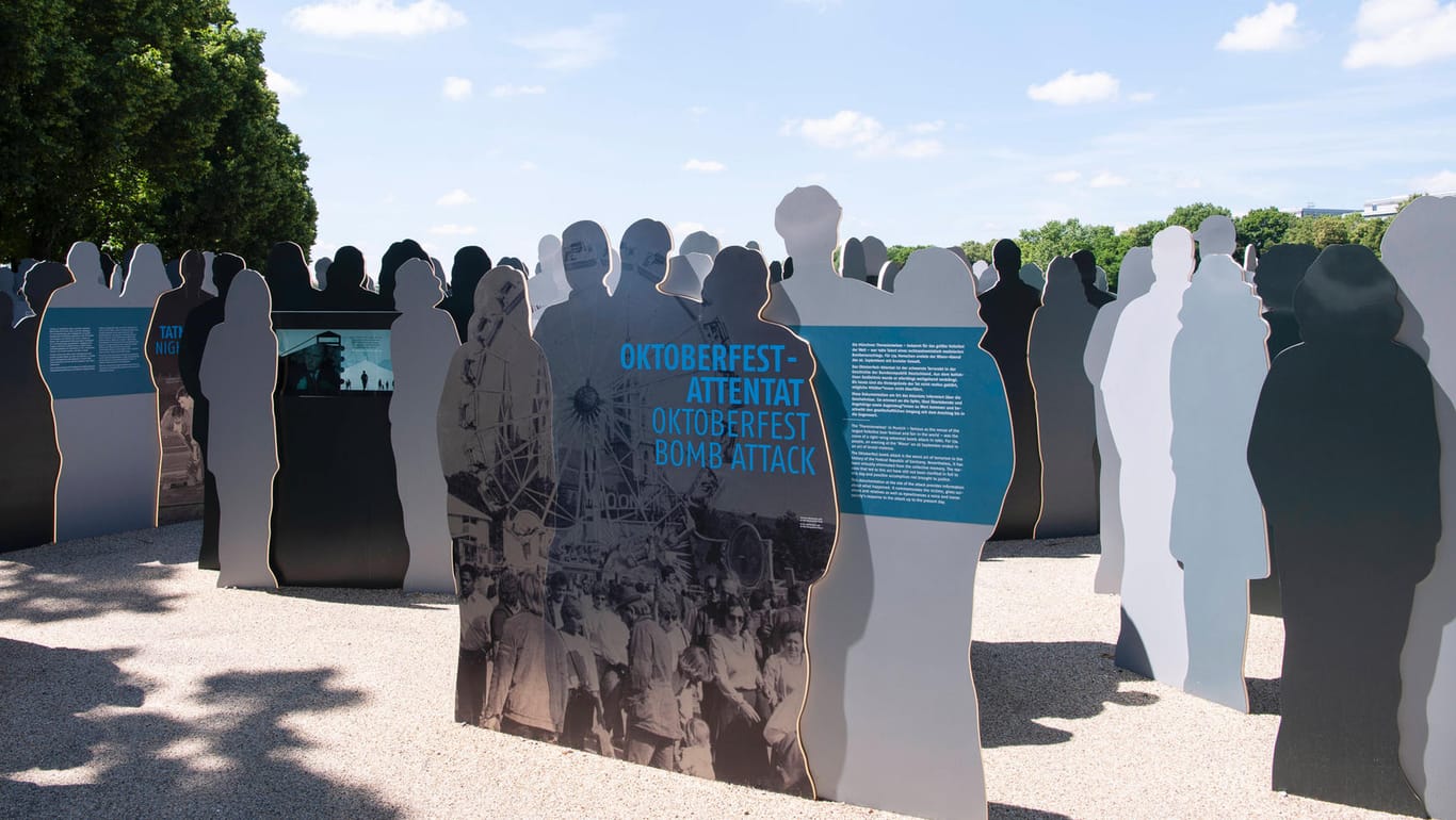 Figuren mit Texttafeln zur Erinnerung und zum Gedenken an das Oktoberfest Attentat 1980 (Archivbild): Die Opfer erhalten nun eine Entschädigung.