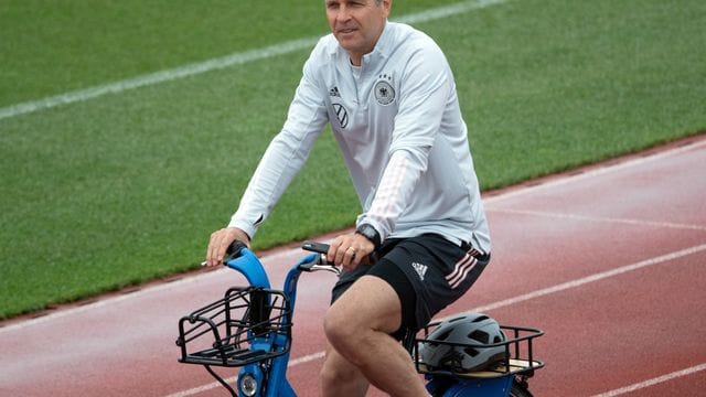 Im EM-Trainingslager oft auf dem Rad unterwegs: Oliver Bierhoff. Im EM-Trainingslager oft auf dem Rad unterwegs: Oliver Bierhoff.