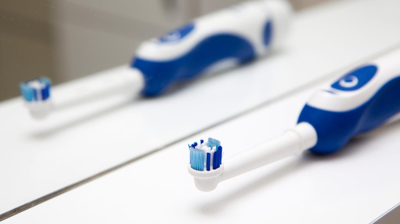 Stiftung Warentest hat mehrere Aufsteckbürsten getestet. Im Fokus lag die Zahnreinigung.