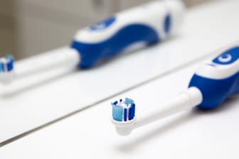 Stiftung Warentest hat mehrere Aufsteckbürsten getestet. Im Fokus lag die Zahnreinigung.