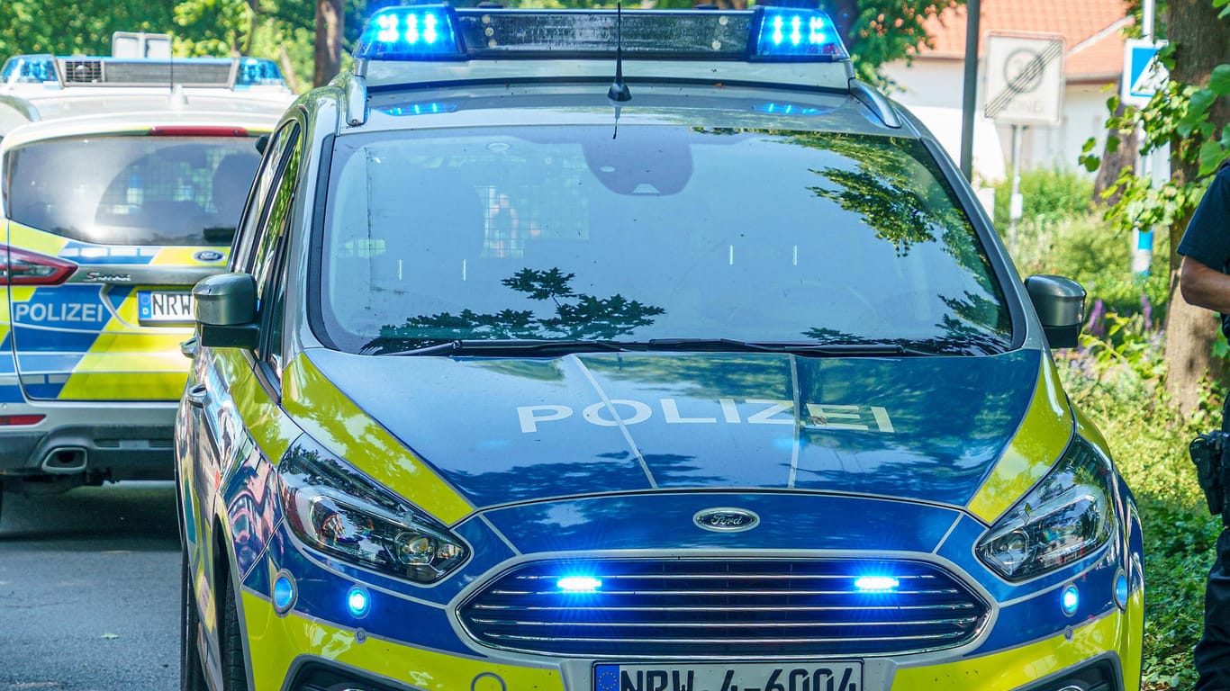 Polizeieinsatz in Hagen (Symbolfoto): In der Stadt eilten Polizisten am Donnerstag zu einem Vorfall wegen häuslicher Gewalt.