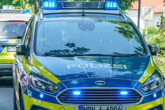 Polizeieinsatz in Hagen (Symbolfoto): In der Stadt eilten Polizisten am Donnerstag zu einem Vorfall wegen häuslicher Gewalt.