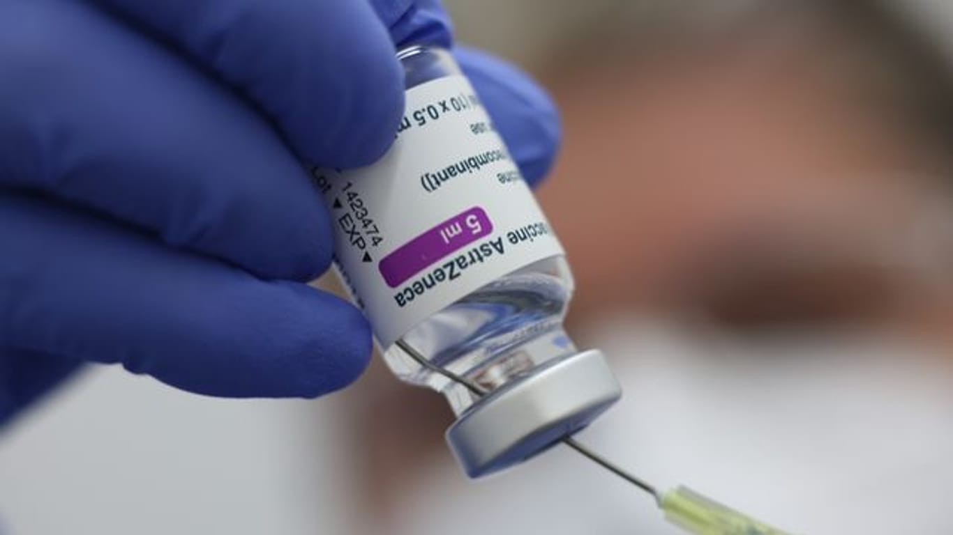 Eine Spritze mit dem Corona-Impfstoff von AstraZeneca wird aufgezogen (Archivbild): Das Vakzin soll nicht mehr für Zweitimpfungen genutzt werden.