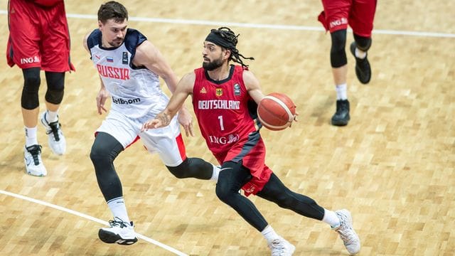 Deutschlands Joshiko Saibou (r) geht gegen Russlands Evgenii Baburin zum Korb.
