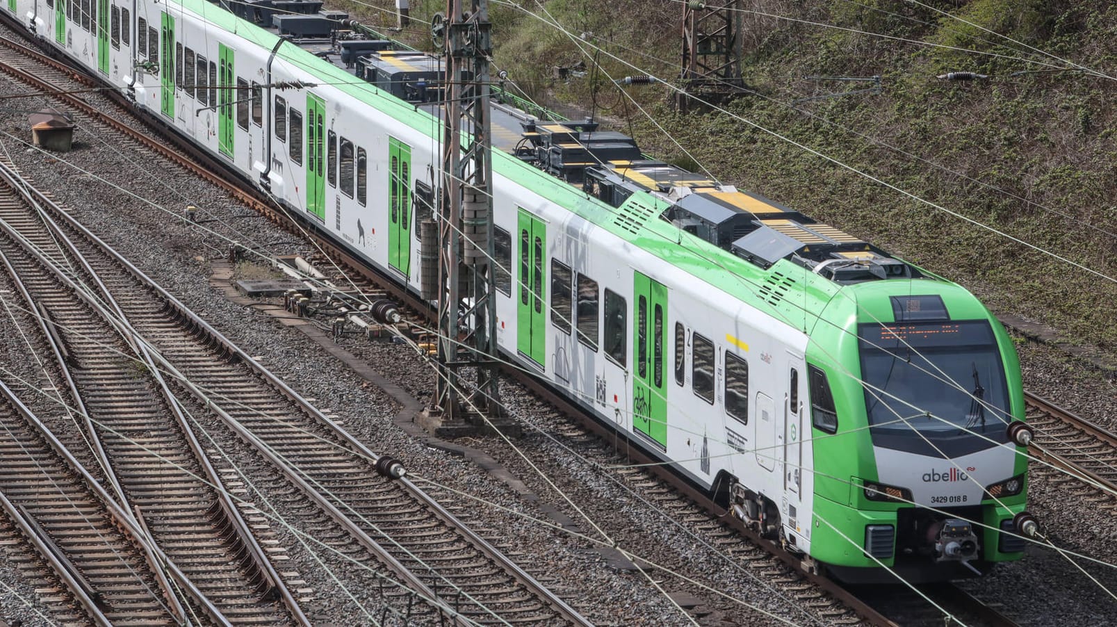 Ein Abellio-Zug in NRW (Symbolbild): Das Bahnunternehmen muss unter einen Insolvenz-Schutzschirm.