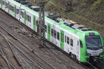 Ein Abellio-Zug in NRW (Symbolbild): Das Bahnunternehmen muss unter einen Insolvenz-Schutzschirm.