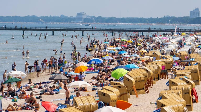 Touristen am Strand von Scharbeutz: Auch in der Lübecker Bucht in Schleswig-Holstein boomt der Reiseverkehr – doch wie lange hält das an?