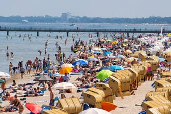 Touristen am Strand von Scharbeutz: Auch in der Lübecker Bucht in Schleswig-Holstein boomt der Reiseverkehr – doch wie lange hält das an?