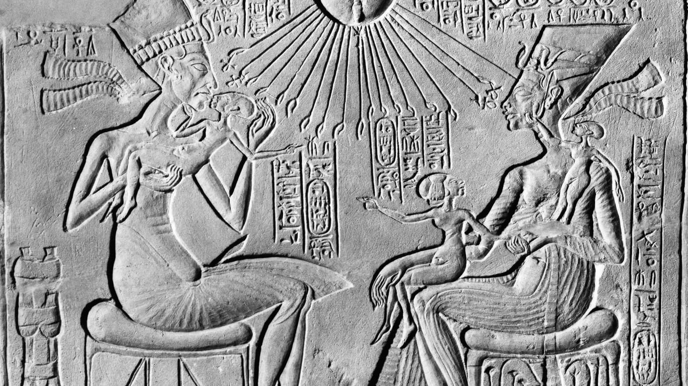 Königliches Paar: Dieses Relief zeigt Amenophis IV. (Echnaton) mit seiner Gemahlin Nofretete und drei Töchtern.