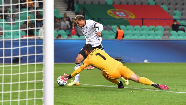 Lukas Nmecha erzielt das 1:0 im U21-EM-Finale gegen Portugal: Der Mittelstürmer wurde Torschützenkönig des Turniers.