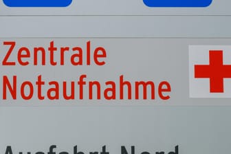 Der Eingang zu einer Notaufnahme (Symbolbild): In Mainz hat die Universitätsmedizin finanziell unter der Corona-Krise 2020 stark gelitten.