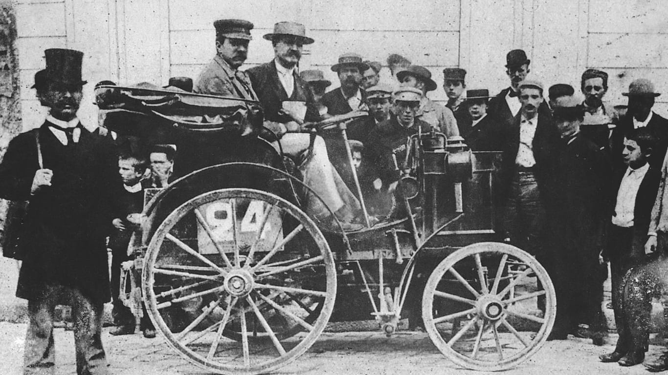 Rennwagen im Jahr 1894: Auf der ersten Automobilwettfahrt der Welt von Paris nach Rouen griff Alfred Vacheron zum ersten Mal in ein Lenkrad.