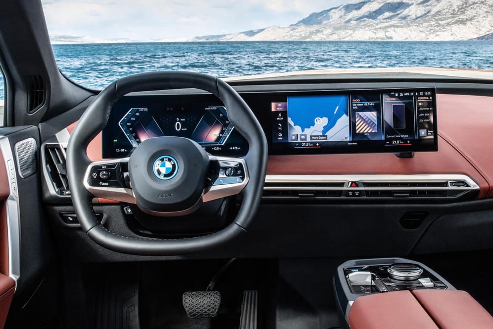 BMW iX: Das Lenkrad in dem neuen Elektro-SUV zeigt sich nahezu sechseckig.