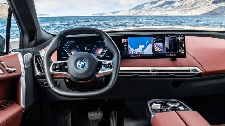 BMW iX: Das Lenkrad in dem neuen Elektro-SUV zeigt sich nahezu sechseckig.