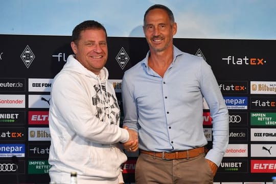 Gladbach-Sportdirektor Max Eberl (l) begrüßte den neuen Trainer Adi Hütter.