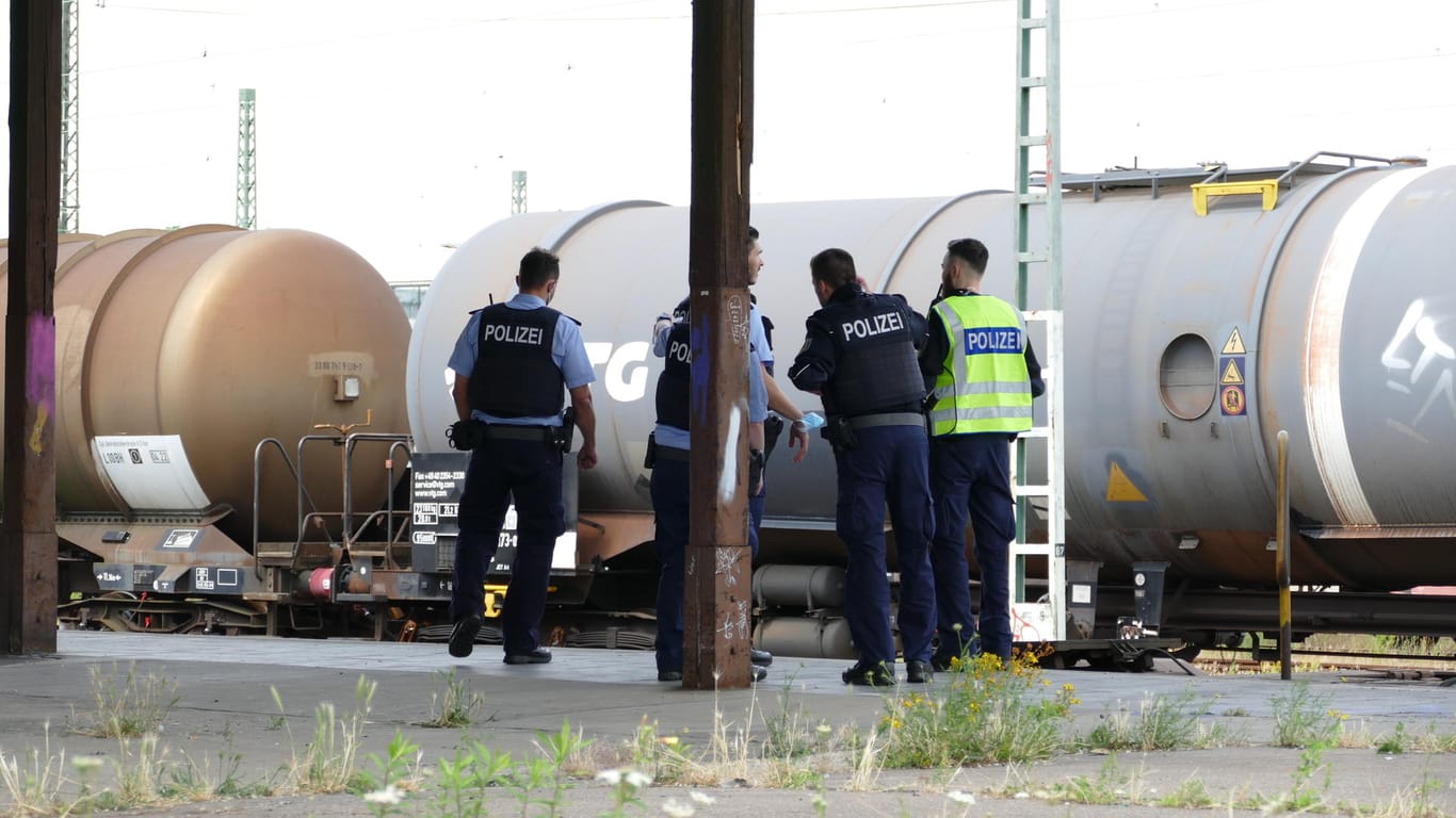 Polizisten stehen an Gleisen in Troisdorf: Ein Kind war auf einen abgestellten Zugwaggon geklettert und hatte einen Stromschlag erlitten.
