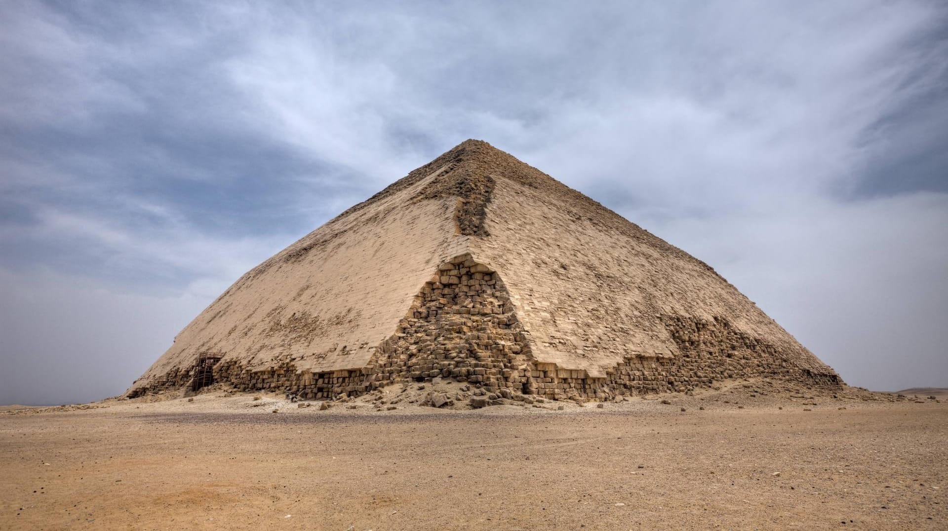 Knickpyramide: Nur mit Glück und Geschick konnte das Bauwerk des Pharao Snofru fertig gestellt werden.