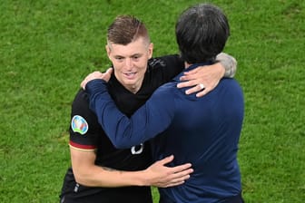 Nach dem EM-Spiel gegen Ungarn: Kroos und Löw umarmen sich (v.l.).