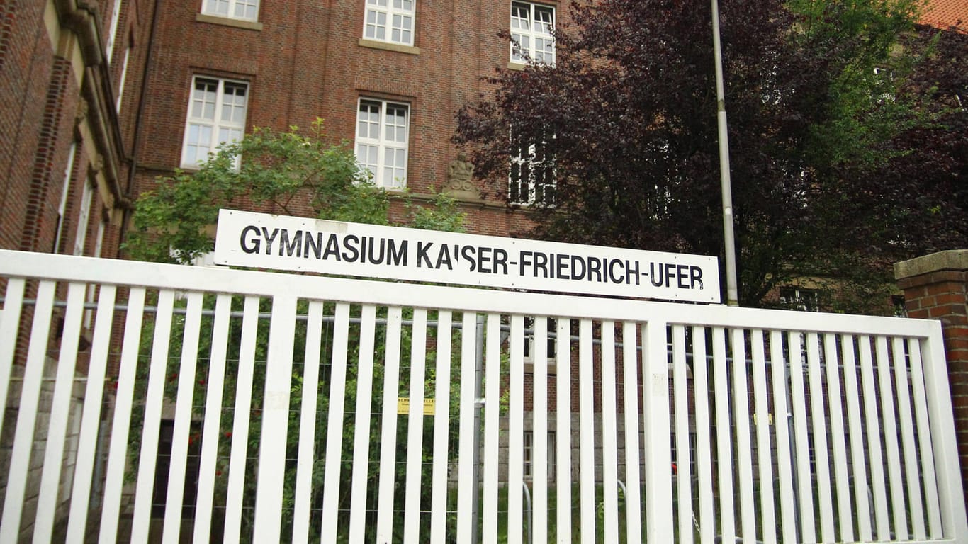 Das Gymnasium Kaiser-Friedrich-Ufer am Kaiser-Friedrich-Ufer im Hamburger Stadtteil Eimsbüttel: Dort sollen 15 Lehrer in der Aula eine Privatparty gefiert haben.