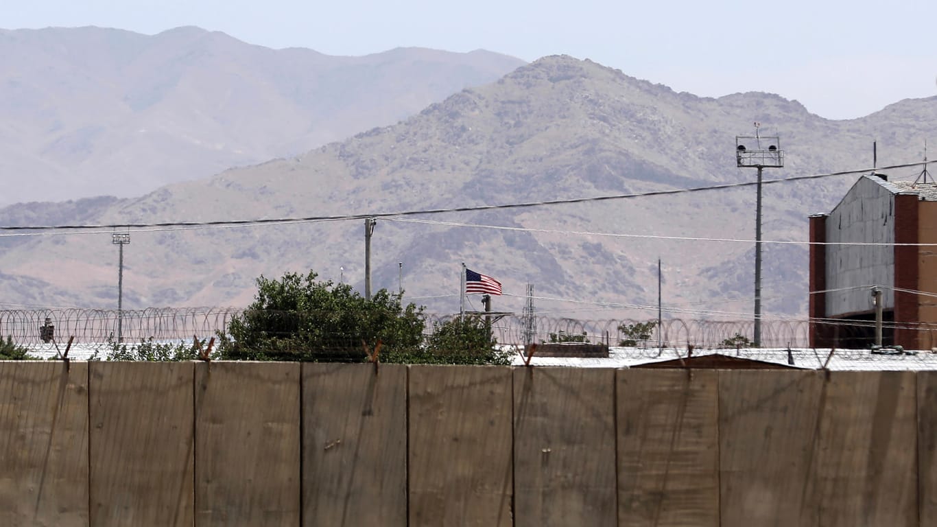 Die Flagge der USA weht über dem Luftwaffenstützpunkt Bagram in Afghanistan: Nach fast 20 Jahren hat die US-Armee den Stützpunkt verlassen.