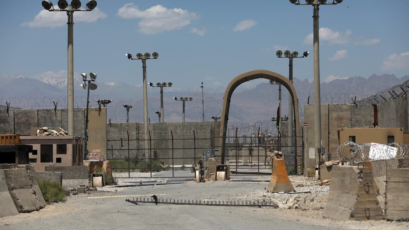 Das Tor des Luftwaffenstützpunktes Bagram: Mit dem Abzug der US-Truppen haben viele Bewohner in Bagram ihre Arbeit verloren.
