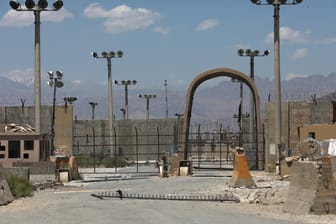 Das Tor des Luftwaffenstützpunktes Bagram: Mit dem Abzug der US-Truppen haben viele Bewohner in Bagram ihre Arbeit verloren.