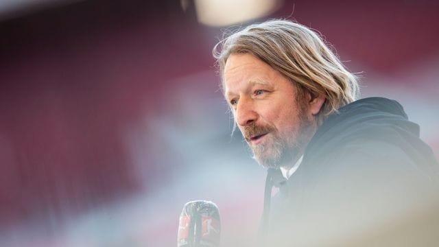 Stuttgarts Sportdirektor Sven Mislintat steht vor dem Spiel