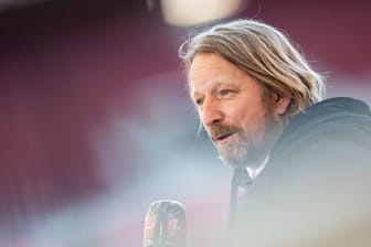 Stuttgarts Sportdirektor Sven Mislintat steht vor dem Spiel