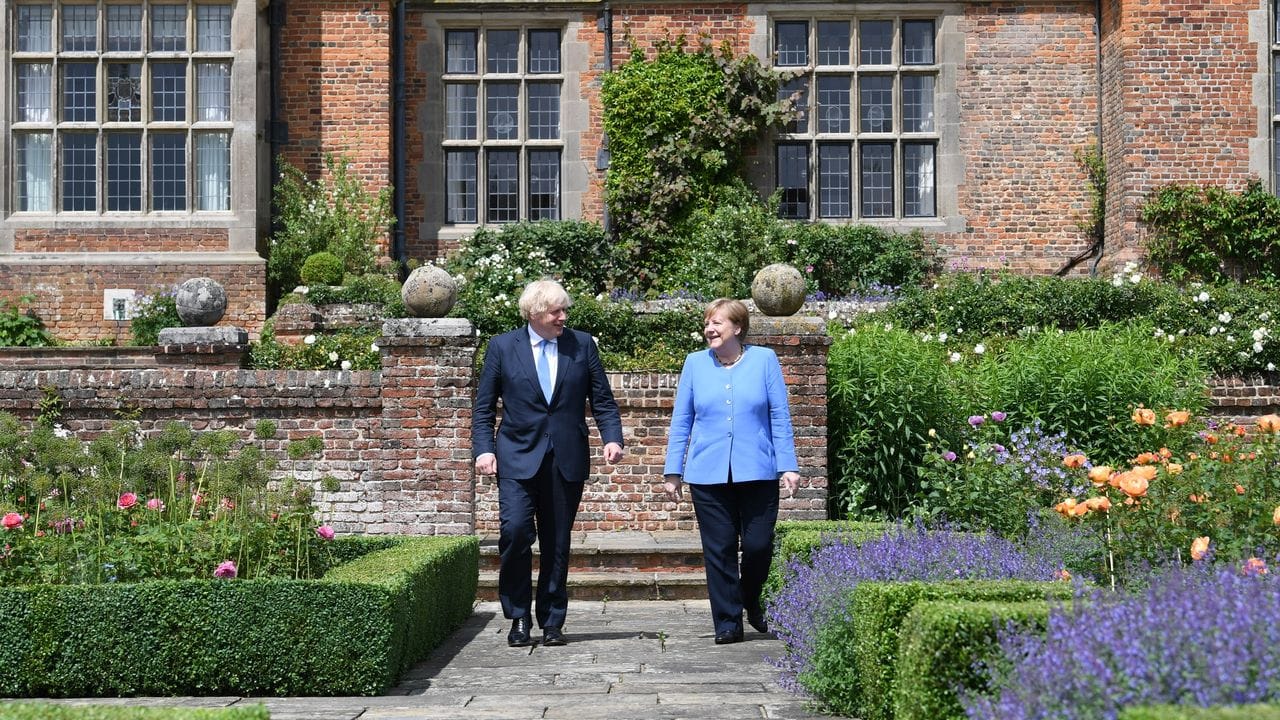 Viel zu besprechen: Boris Johnson und Angela Merkel spazieren durch den Garten von Chequers.