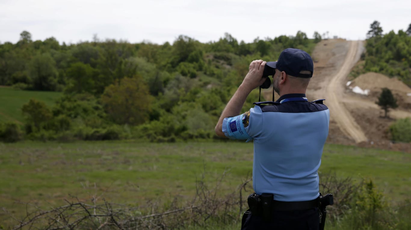 Ein Frontex-Beamter an der albanisch-griechischen Grenze: Die europäische Grenzschutzbehörde ist nun auch an der Grenze von Litauen zu Belarus aktiv.